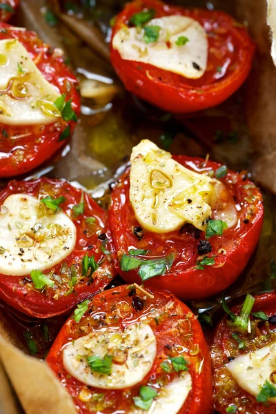 Geroosterde cherry tomaten met knoflook en kruiden — Stockfoto