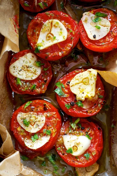 Pieczone pomidory z czosnkiem i ziołami — Zdjęcie stockowe