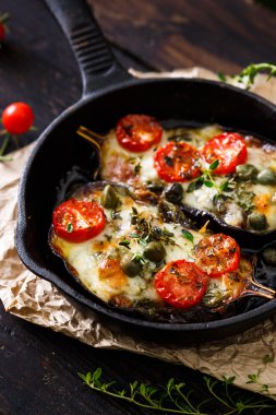 Fırında patlıcan sebze ve mozzarella peyniri ile doldurulmuş