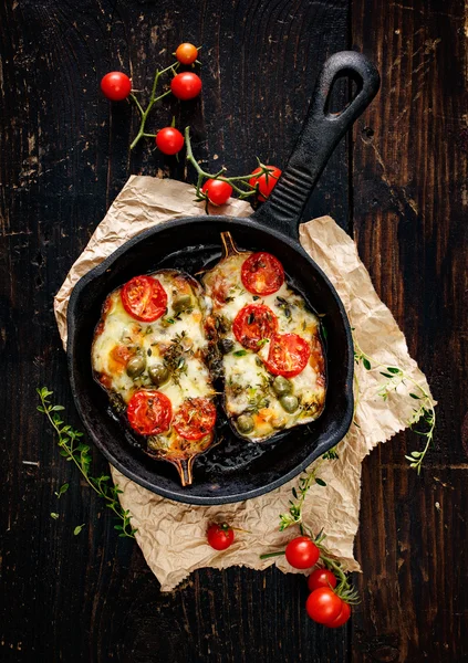 Roasted eggplant stuffed with vegetables and mozzarella cheese — Stock Photo, Image