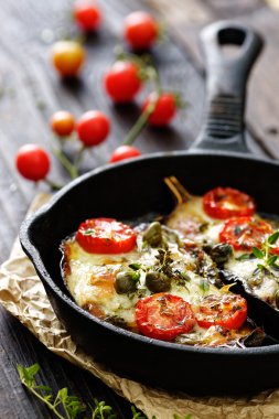 Közlenmiş Patlıcan organik sebze ve aromatik otlar peynir ile doldurulmuş.