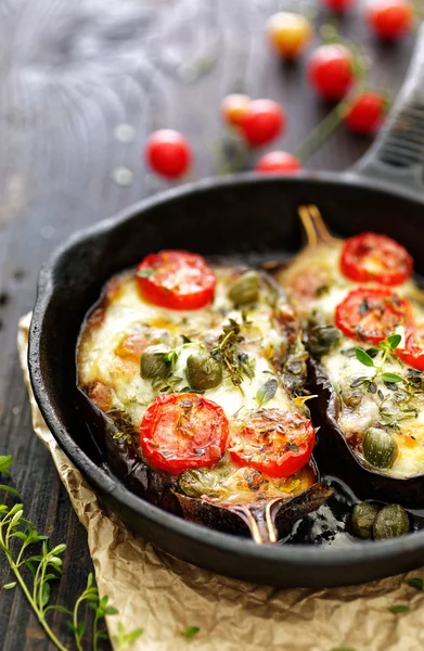 Roasted eggplant stuffed with organic vegetables and cheese with aromatic herbs. — Stock Photo, Image