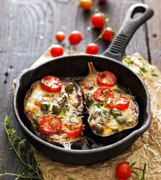 Baked eggplant stuffed with vegetables and mozzarella cheese with addition aromatic herbs. — Stock Photo, Image