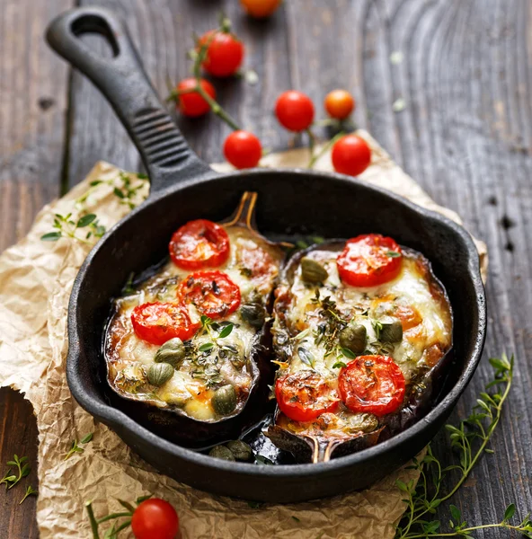 Gebakken aubergine gevuld met groenten en mozzarella kaas met toevoeging aromatische kruiden. — Stockfoto