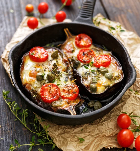 Baked eggplant stuffed with vegetables and mozzarella cheese with addition aromatic herbs. — Stock Photo, Image