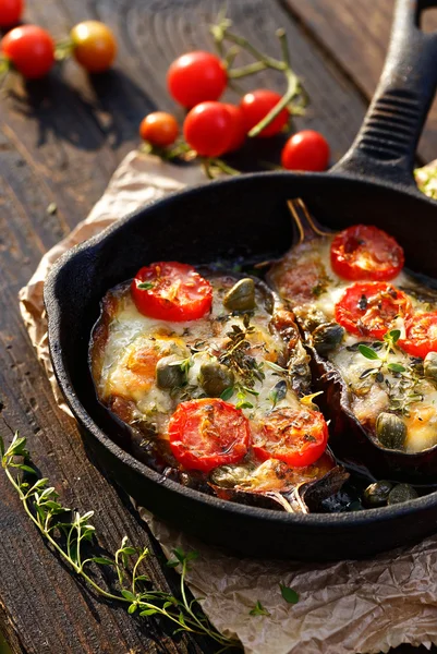 Berinjela assada recheada com legumes e queijo mussarela com ervas aromáticas adição . — Fotografia de Stock