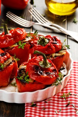 Pirinç ve mantar ile kavrulmuş biber dolması