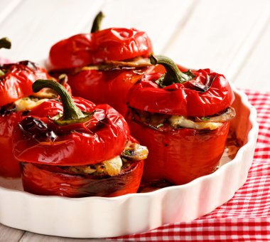 Pirinç ve mantar ile kavrulmuş biber dolması