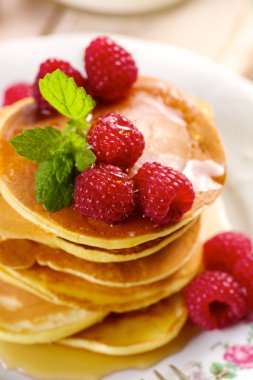 Ayrıca taze Ahududu ve akçaağaç şurubu ile Pancakes