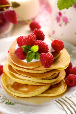 Krep taze Ahududu ve krem peynir ile.