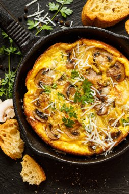 Mantar frittata parmesan peyniri ve taze maydanoz ile