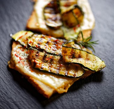 Bruschetta kızarmış kabak, peynir ve otlar ile