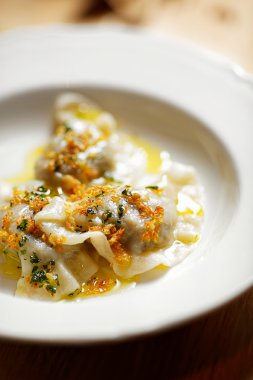 Haşlama köfte mantar ve lahana ile dolu