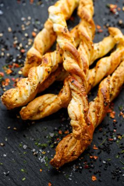 Peynirli Puf böreği chia tohum ile ile sopa. Lezzetli meze
