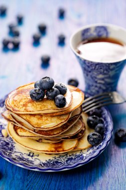 Ayrıca taze yaban mersini ile Pancakes