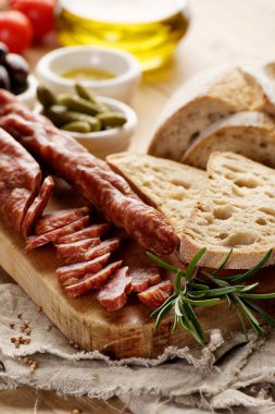 Kurutulmuş sosis ve ülke ekmek