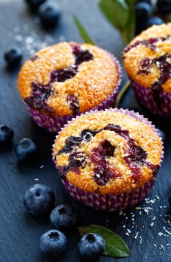 Blueberry muffins Hindistan cevizi pul eklenmesi ile. Lezzetli tatlı