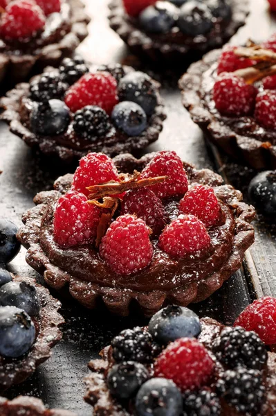 Tartaletas de chocolate con adición de frambuesas, arándanos y moras — Foto de Stock