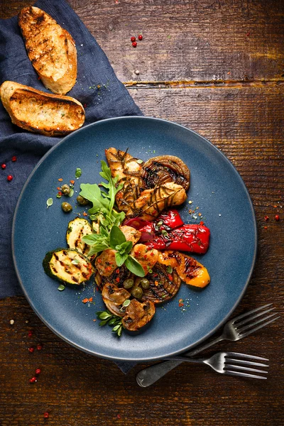 Verduras a la parrilla con pollo y hierbas frescas — Foto de Stock