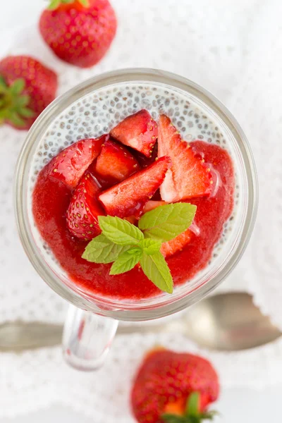 Pouding aux graines de chia aux fraises. Super nourriture — Photo