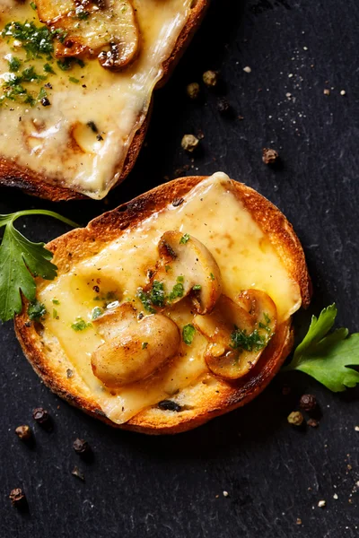 Crostini 녹 인된 치즈, 버섯과 신선한 파 슬 리 — 스톡 사진