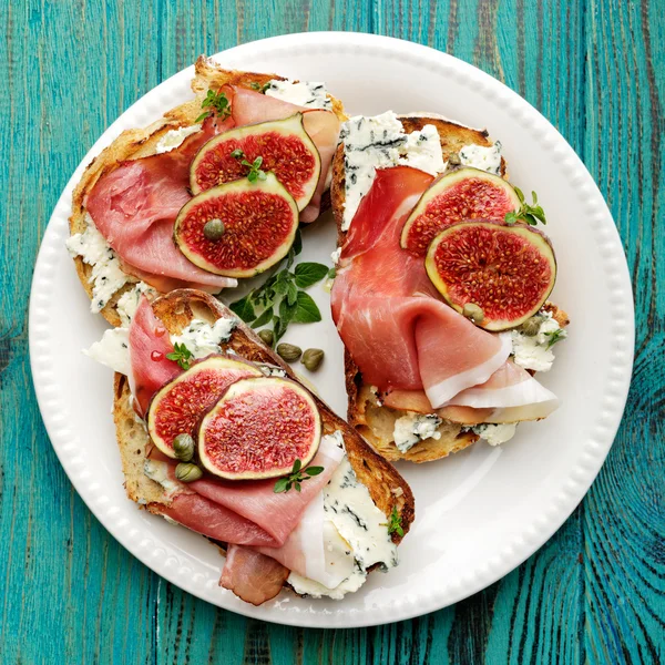 Bruschetta con prosciutto, formaggio blu e fichi freschi — Foto Stock