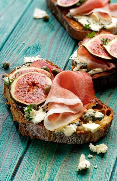 Bruschetta jambon, mavi peynir ve taze incir