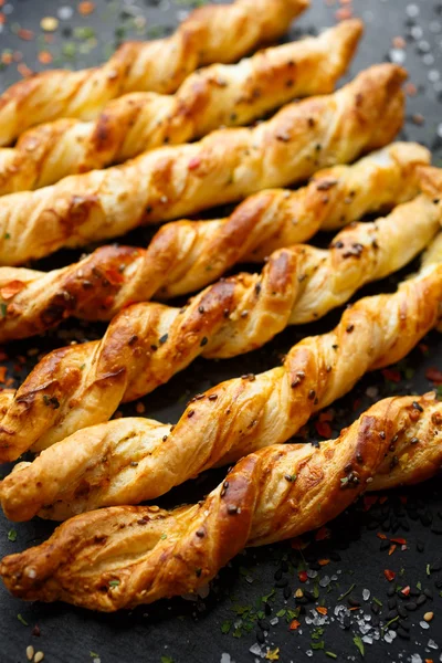 Puf böreği peynir ve chia tohumu ile sopalarla. Lezzetli parmak gıda