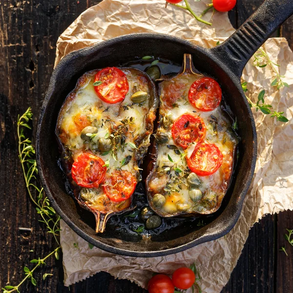 Pečený lilek plněný zeleninou a sýrem mozzarella s přidáním aromatické byliny. — Stock fotografie