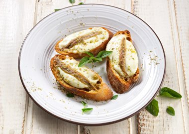 Crostini balık, mozzarella ve kekik ile
