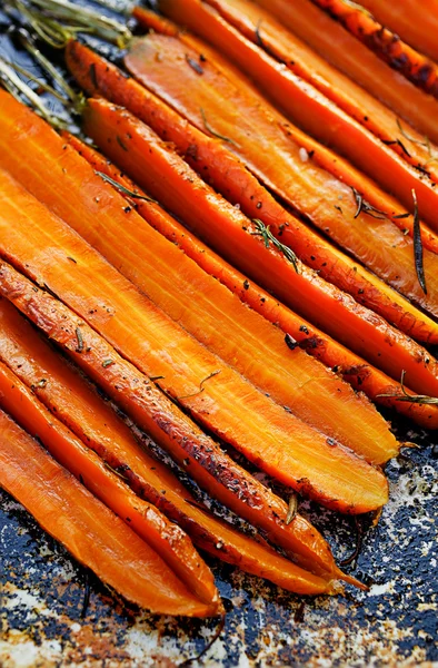 Жареная морковь с травами — стоковое фото