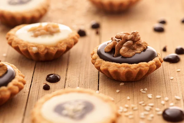 Chocolate tart with walnuts — Stock Photo, Image