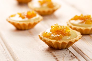 Turuncu Beyaz çikolata ile tart