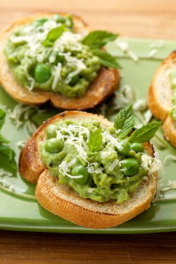 Crostini yeşil bezelye, peynir ve taze nane