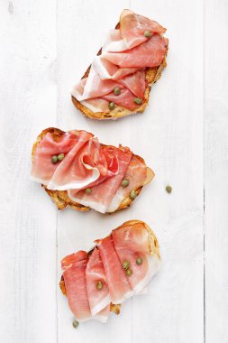 Bruschetta jambon ve Kapari