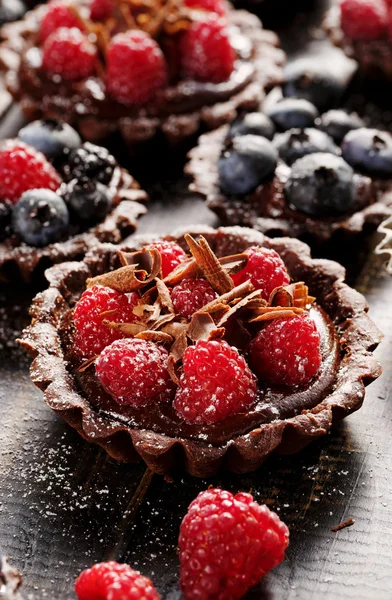 Tarta de chocolate con frambuesas frescas — Foto de Stock