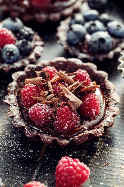 Čokoládový dortík s čerstvými malinami — Stock fotografie