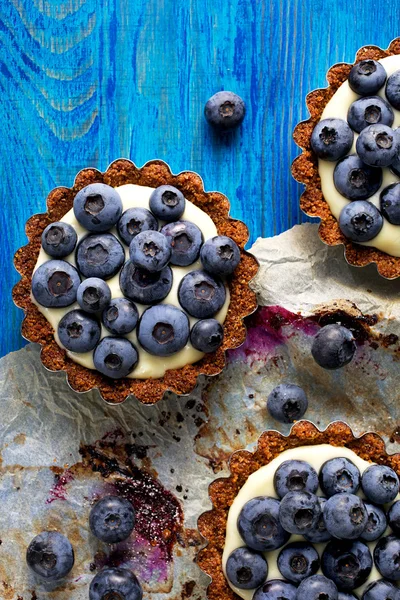 Tartas de arándanos con crema de vainilla adicional — Foto de Stock