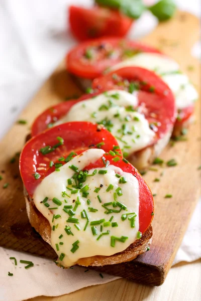 Bruschetta à la tomate, fromage mozzarella et ciboulette fraîche — Photo