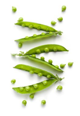 Beyaz zemin üzerinde taze yeşil bezelyeler