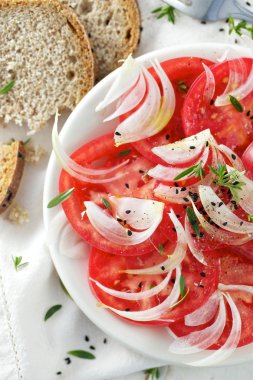 Taze domates salatası soğan ve otlar