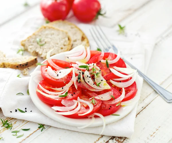 Verse tomatensalade met ui en kruiden — Stockfoto