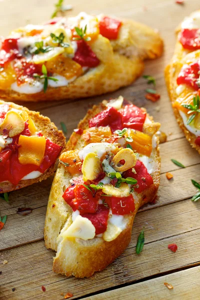 Bruschetta Közlenmiş biber, keçi peyniri, sarmısak ve otlar ile