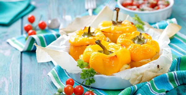Pimentos amarelos assados recheados com quinoa, cogumelos e queijo — Fotografia de Stock
