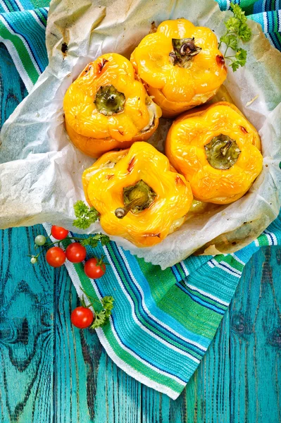 Pimentos amarelos assados recheados com quinoa, cogumelos, queijo e ervas — Fotografia de Stock