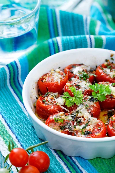 Çedar peyniri ve Parmesan peynir, zeytinyağı ve aromatik otlar ile kavrulmuş domates — Stok fotoğraf