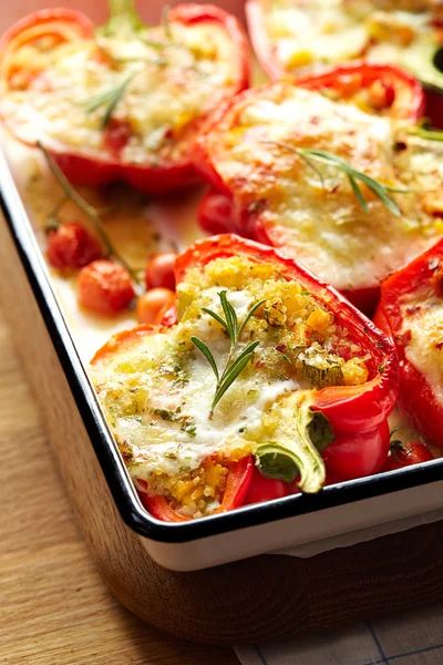 Pimientos asados rellenos de quinua, verduras y queso — Foto de Stock