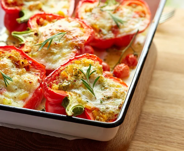 Rostad paprika fyllda med quinoa, grönsaker och ost. — Stockfoto