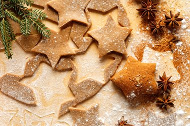 Gingerbread yıldız. Noel kurabiyeleri. Taze hamur gingerbread için
