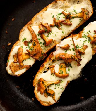 Bruschetta Cantharellus cibarius mantar, mozzarella peynir ve maydanoz ile